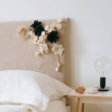 Hoa vải và chi tiết đầu giường làm mới nhanh cả căn phòng