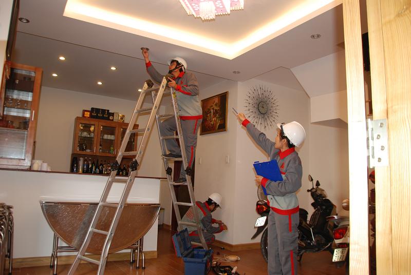 Thang cách điện — bắt buộc kiểm tra bề mặt bằng mắt thường và/hoặc kiểm tra định kỳ chuyên môn