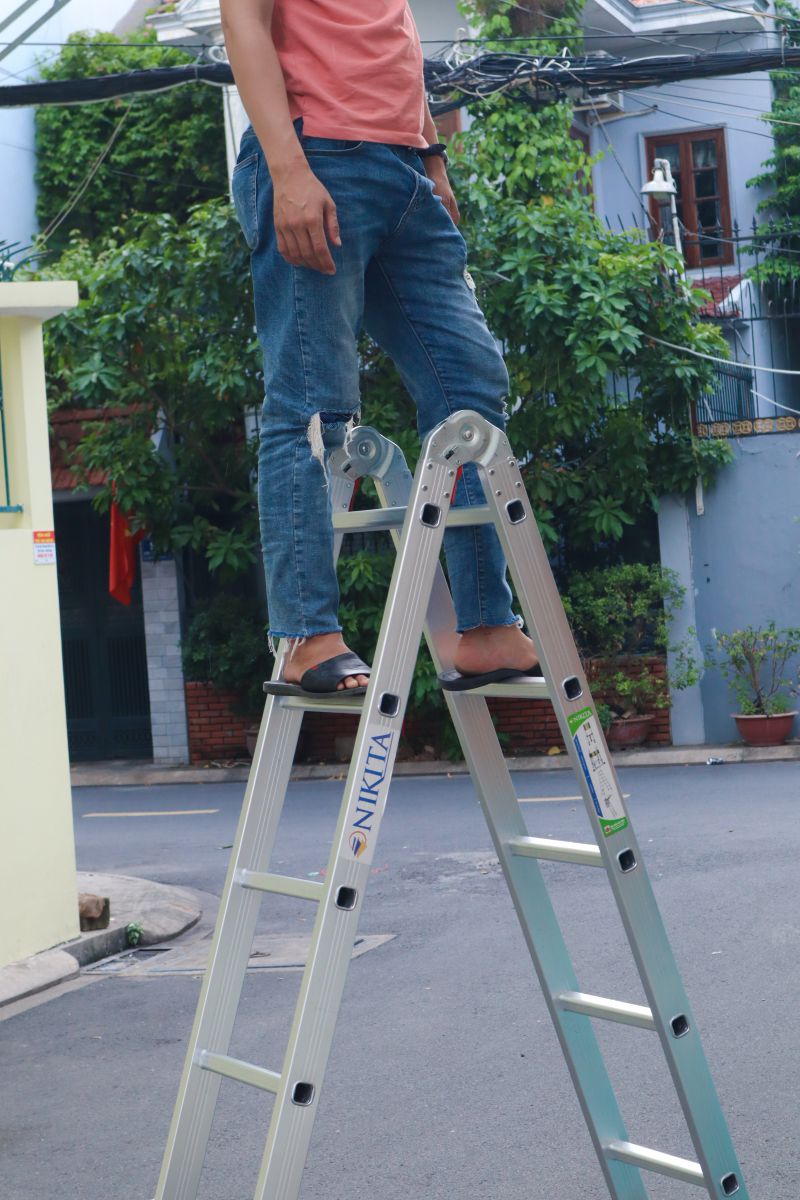 Thang nhôm chữ A khóa sập Nikita Nika-20 3 IMG 37621
